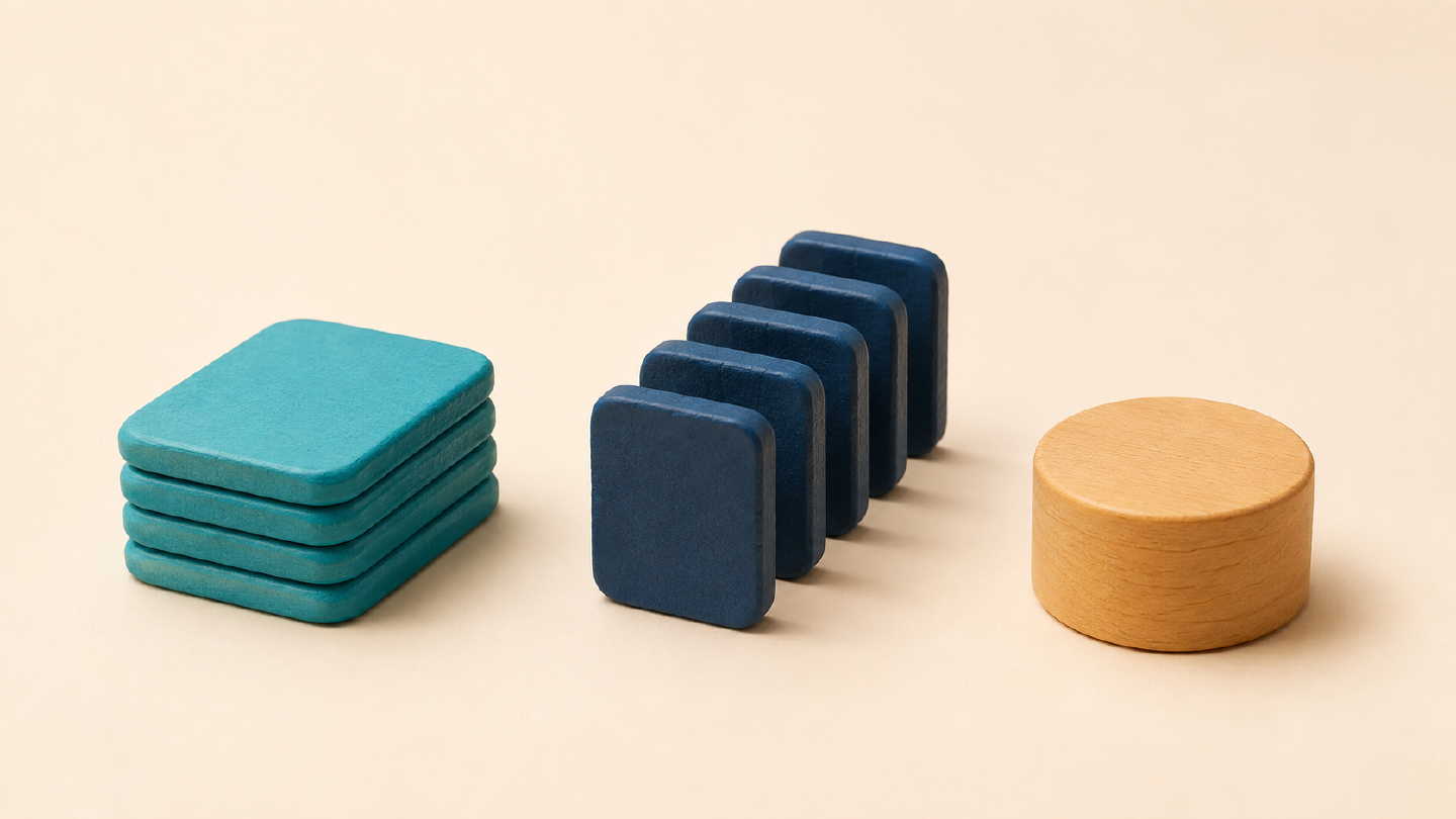 Trois composants d’une boutique en ligne : un catalogue turquoise, des commandes bleu marine et un paiement en bois clair.